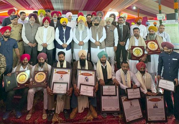 S. Bhagwant Singh Mann, Chief Minister of Punjab,  S. Gurmeet Singh Khuddian, and S. Hardeep Singh Mundian, Cabinet Ministers, MLAs, and dignitaries with the winners of the Chief Minister Award